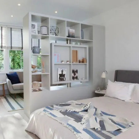 The Roundabout Hideout 1 *